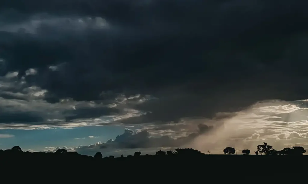 Nuvens de tempestade associadas ao alerta do Inmet.